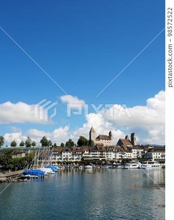 Rapperswil, Switzerland View of the harbor and townscape 98572522