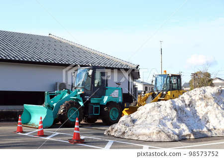 等待在日本最短字母樓後面的除雪機(福井縣堺市) 等待在日本最短字母樓後面的除雪機(福井縣堺市) 98573752