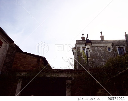 Village Moret sur Loing, France Village Moret sur Loing, France 98574011