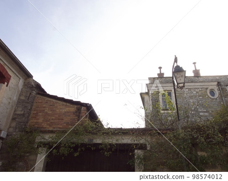 Village Moret sur Loing, France Village Moret sur Loing, France 98574012