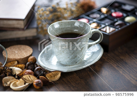 coffee and nut dried flowers 98575996