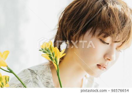 有花的美麗的婦女 有花的美麗的婦女 98576654