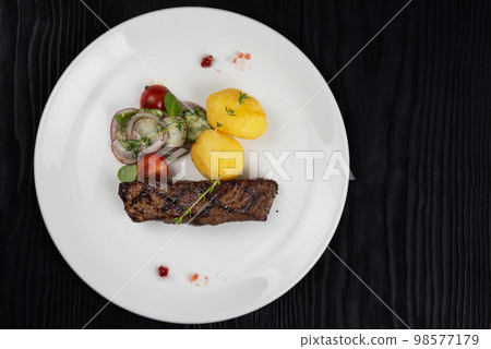 Grilled beef skirt steak 98577179