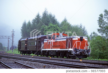 關所線 Horoka（新） JR 北海道 DE15-1545（Sorachi）+ Oya 31-32（札幌）Oilan 98577993