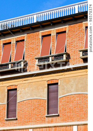 Building rooftop 98578374