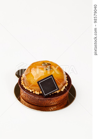 Shortbread tartlet with almond cream and caramelized apples 98579040