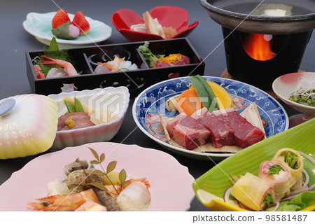 溫泉旅館的晚餐提供懷石料理 98581487