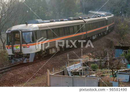 [Takayama Main Line] Limited Express Hida No. 12 running through the mountains in the evening 98581490