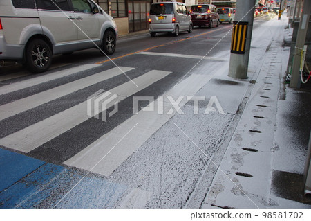 Takamatsu City, Kagawa Prefecture Rare Snow Morning Traffic 98581702
