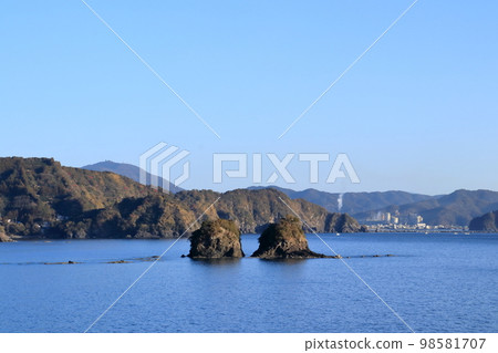 冬季的二子島(高知縣須佐木市)在阿波海岸排列 冬季的二子島(高知縣須佐木市)在阿波海岸排列 98581707