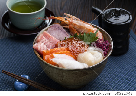 餐桌上的海鮮蓋飯 餐桌上的海鮮蓋飯 98581745