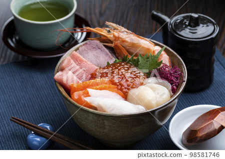 餐桌上的海鮮蓋飯 餐桌上的海鮮蓋飯 98581746