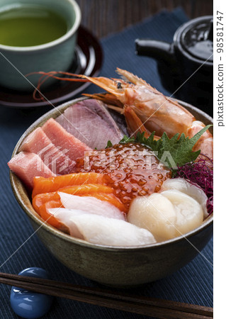 餐桌上的海鮮蓋飯 餐桌上的海鮮蓋飯 98581747