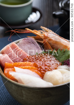 餐桌上的海鮮蓋飯 餐桌上的海鮮蓋飯 98581748