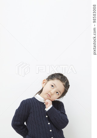 一個擔心或思考的白人背景的女童 一個擔心或思考的白人背景的女童 98583008