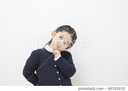 一個擔心或思考的白人背景的女童 一個擔心或思考的白人背景的女童 98583010