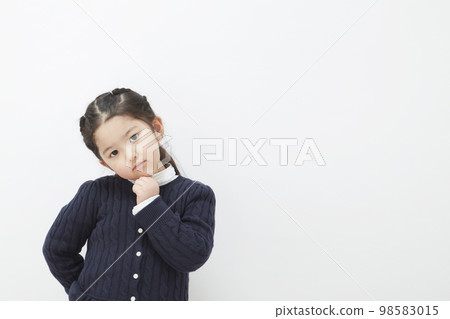 一個擔心或思考的白人背景的女童 98583015