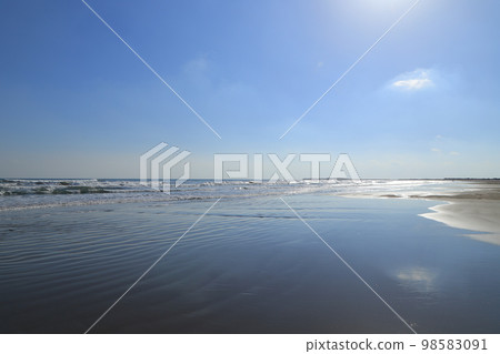 Kujukuri Beach on the Boso Peninsula and the blue sky and sea 98583091