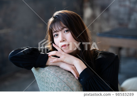 在別緻的房間裡放鬆的女人 98583289