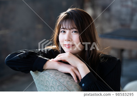 在別緻的房間裡放鬆的女人 98583295
