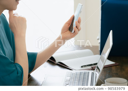 在電腦和智能手機上搜索的中年婦女 98583979