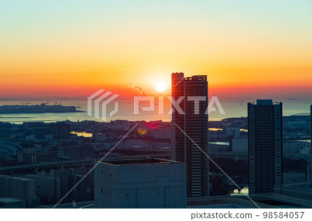 Toyosu 和灣區日出時的東京城市景觀 98584057