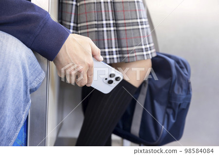 男人在火車上偷窺犯罪圖片 98584084