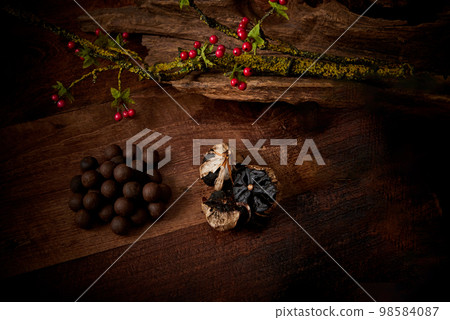 Black garlic and black garlic pills 98584087