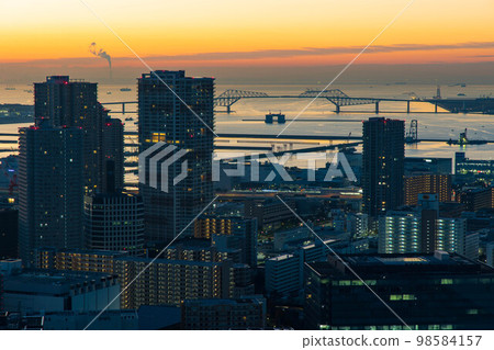 Toyosu 和灣區日出時的東京城市景觀 Toyosu 和灣區日出時的東京城市景觀 98584157