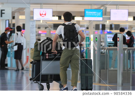 拉著行李箱的旅客 羽田機場出發大廳旅客 98584336