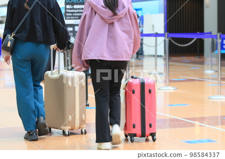 拉著行李箱的旅客 羽田機場出發大廳旅客 98584337