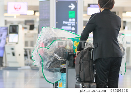 拉著行李箱的旅客 羽田機場出發大廳旅客 98584338