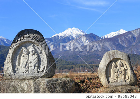冬天的安曇野常念山和道祖神 98585048