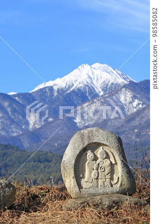 冬天的安曇野常念山和道祖神 冬天的安曇野常念山和道祖神 98585082