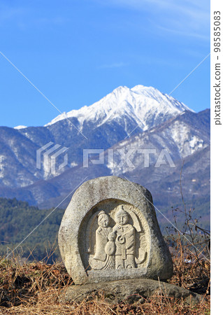 冬天的安曇野常念山和道祖神 冬天的安曇野常念山和道祖神 98585083
