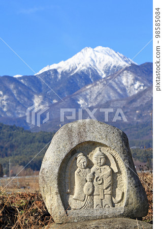 冬天的安曇野常念山和道祖神 98585084