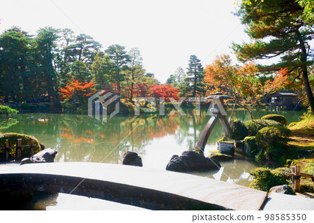 Kenrokuen landscape, colorful trees and a large pond Kenrokuen landscape, colorful trees and a large pond 98585350