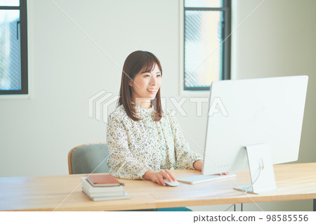 Woman working remotely 98585556