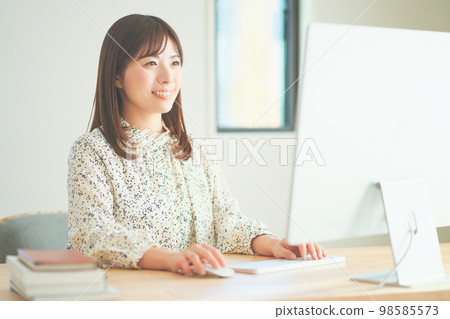 遠程工作的女人 遠程工作的女人 98585573