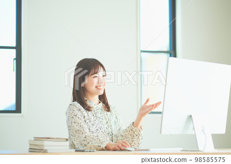 一位女士在網絡會議上發言 一位女士在網絡會議上發言 98585575