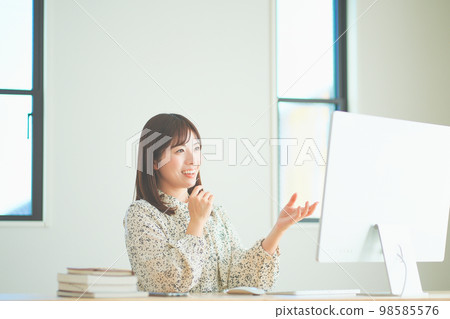 一位女士在網絡會議上發言 一位女士在網絡會議上發言 98585576