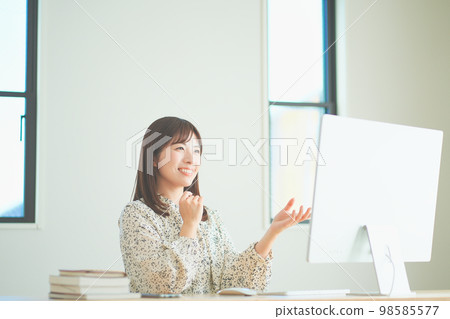 一位女士在網絡會議上發言 一位女士在網絡會議上發言 98585577