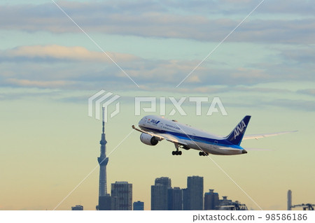迎著朝陽起飛的客機;起飛上升的噴射機;以東京晴空塔為背景起飛的全日空飛機 迎著朝陽起飛的客機;起飛上升的噴射機;以東京晴空塔為背景起飛的全日空飛機 98586186