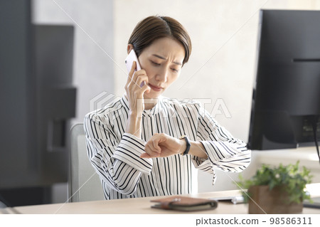 Business correspondent business woman 98586311