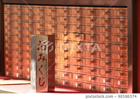 神簽寺淺草寺的神簽寺 試試運氣,祈求成功 神簽寺淺草寺的神簽寺 試試運氣,祈求成功 98586374