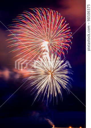 天空中一朵彩虹色的花 98586375