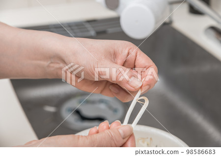 【豆芽去根】 98586683