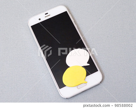 Smartphone and clay round speech bubble (gray) 98588002