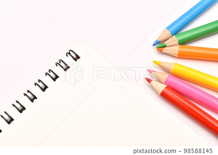 彩色鉛筆和速寫本 彩色鉛筆和速寫本 98588145