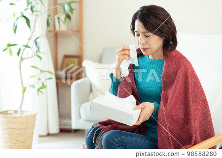 一位患有花粉症的中年婦女 98588280